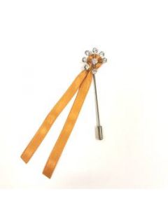 Alfiler metálico radial adornado cinta raso ocre WEBPROMO min 25