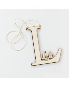 Colgante de madera letra L  con nombre 12 cm altura aprox,