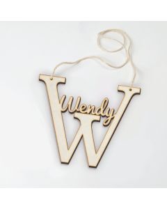 Colgante de madera letra W con nombre 12,5x12,5cm aprox.